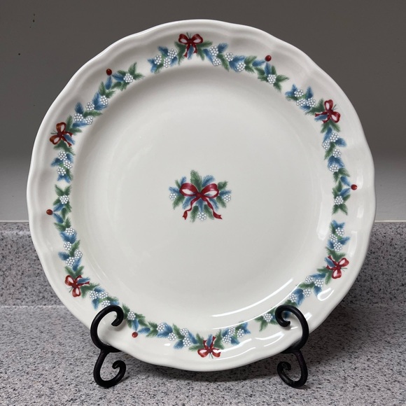 Pfaltzgraff Red Ribbons Pattern Holiday Dinner Plates - Picture 3 of 9